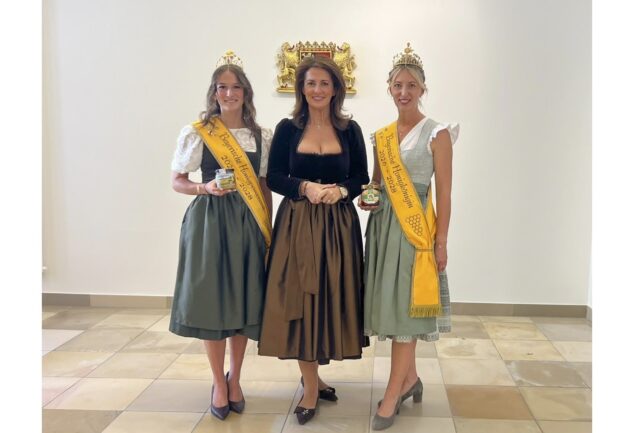Staatsministerin Michaela Kaniber mit Honigprinzessin Marina Harsch (links) und Honigkönigin Ramona Spitzner (rechts)