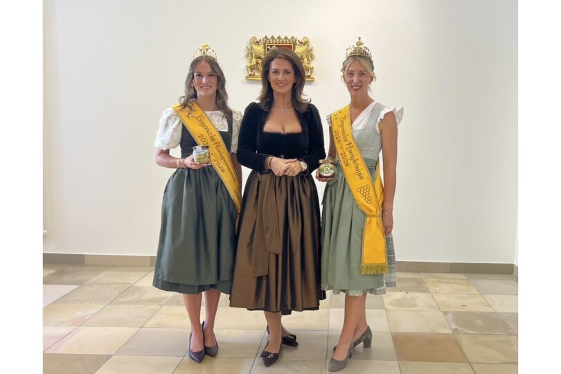 Staatsministerin Michaela Kaniber mit Honigprinzessin Marina Harsch (links) und Honigkönigin Ramona Spitzner (rechts)