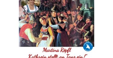 Martina Röpfl vor einem Gemälde, das eine Volkstanzszene zeigt.