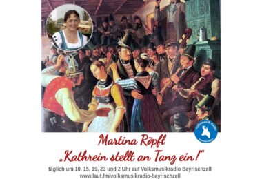Martina Röpfl vor einem Gemälde, das eine Volkstanzszene zeigt.