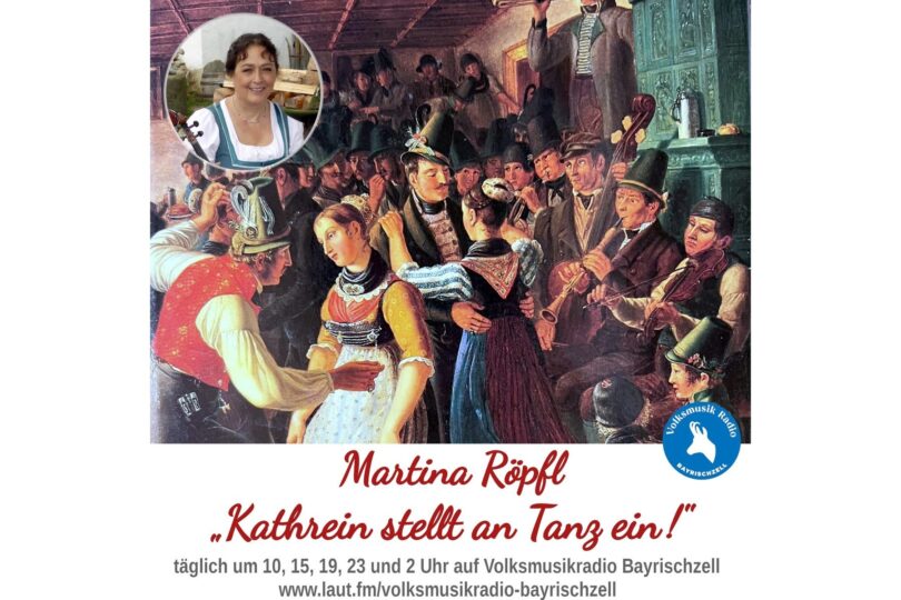 Martina Röpfl vor einem Gemälde, das eine Volkstanzszene zeigt.