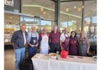 Das Team der Tafel und Rotary vor dem Edeka-Markt Aschau: Uwe Merklein, Adi Müller, Gerhard Ruf, Robert Berchthold, Christian Liebich, Elisabeth Grießenböck und Conny Savini.