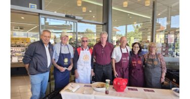 Das Team der Tafel und Rotary vor dem Edeka-Markt Aschau: Uwe Merklein, Adi Müller, Gerhard Ruf, Robert Berchthold, Christian Liebich, Elisabeth Grießenböck und Conny Savini.