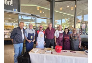 Das Team der Tafel und Rotary vor dem Edeka-Markt Aschau: Uwe Merklein, Adi Müller, Gerhard Ruf, Robert Berchthold, Christian Liebich, Elisabeth Grießenböck und Conny Savini.