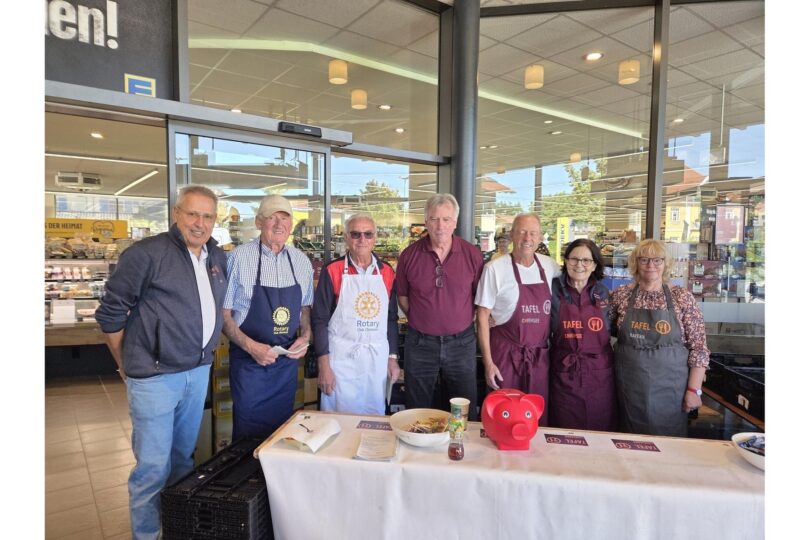 Das Team der Tafel und Rotary vor dem Edeka-Markt Aschau: Uwe Merklein, Adi Müller, Gerhard Ruf, Robert Berchthold, Christian Liebich, Elisabeth Grießenböck und Conny Savini.