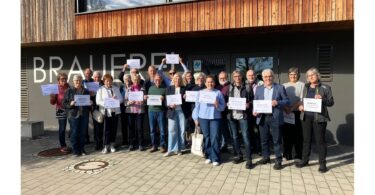 Vertreter der LEADER-Aktionsgruppen aus Landshut und Kelheim vor der Schaubrauerei in Furth.