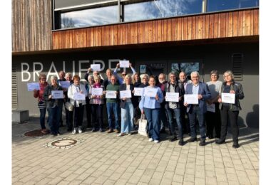 Vertreter der LEADER-Aktionsgruppen aus Landshut und Kelheim vor der Schaubrauerei in Furth.