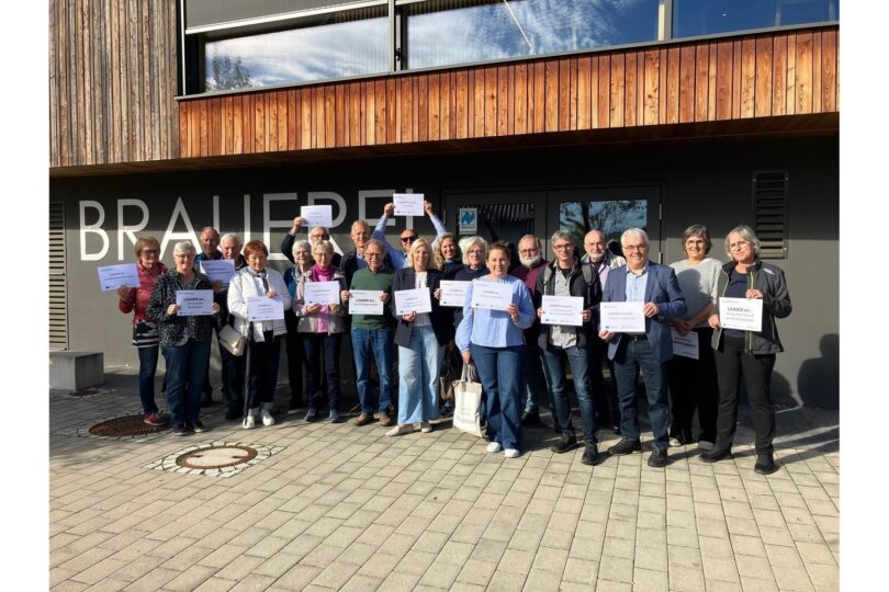 Vertreter der LEADER-Aktionsgruppen aus Landshut und Kelheim vor der Schaubrauerei in Furth.
