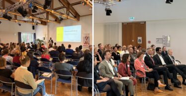 Teilnehmende hören einem Redner beim Bildungsgipfel der Bildungsregion Rosenheim zu. – Blick auf Gäste und Teilnehmende während der Eröffnung des Bildungsgipfels.