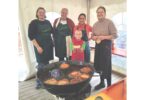 Damen backen Kirtanudln am großen Kessel.
