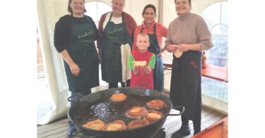 Damen backen Kirtanudln am großen Kessel.