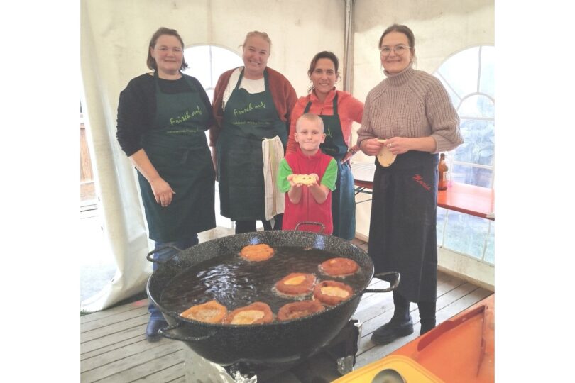 Damen backen Kirtanudln am großen Kessel.