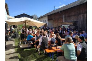 Besucher beim Kirtafest des Trachtenvereins Griesstätt im Freien