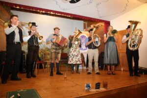 Der Niederbayerische Musikantenstammtisch spielte für die Tänzerinnen und Tänzer.