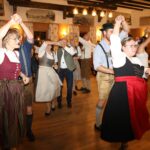 Tänzerpaare in Tracht folgen den Figuren- und Wechseltänzen.