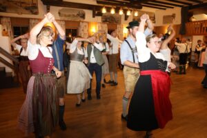Tänzerpaare in Tracht folgen den Figuren- und Wechseltänzen.