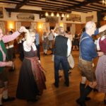 Volkstänzerinnen und Volkstänzer beim Auftanz im Ramplsaal.
