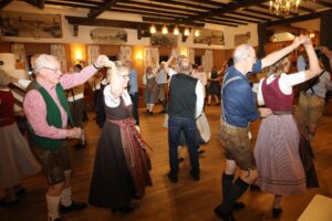 Volkstänzerinnen und Volkstänzer beim Auftanz im Ramplsaal.