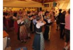 Tänzerinnen und Tänzer in Tracht beim Kirtavolkstanz in vergangenen Jahren