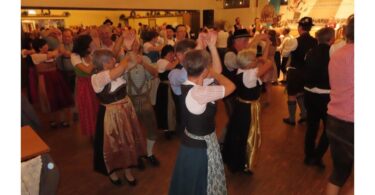 Tänzerinnen und Tänzer in Tracht beim Kirtavolkstanz in vergangenen Jahren