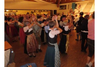 Tänzerinnen und Tänzer in Tracht beim Kirtavolkstanz in vergangenen Jahren