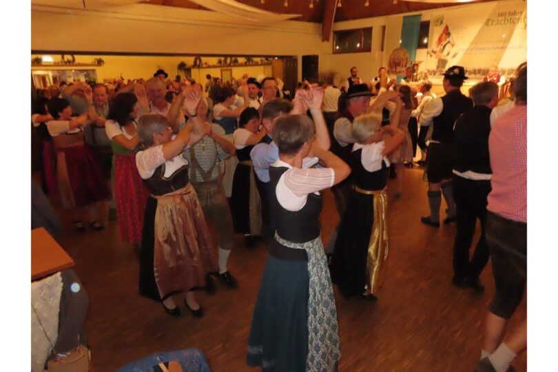 Tänzerinnen und Tänzer in Tracht beim Kirtavolkstanz in vergangenen Jahren
