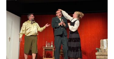 Der eigentlich rothaarige Titus (Michael Binsteiner) wird von seiner Auserwählten (Ronja Langer) und deren Liebhaber (Stefan Fleidl) ordentlich in die Mangel genommen.