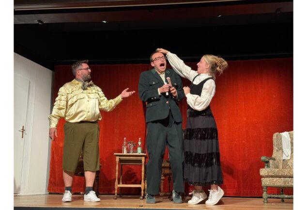 Der eigentlich rothaarige Titus (Michael Binsteiner) wird von seiner Auserwählten (Ronja Langer) und deren Liebhaber (Stefan Fleidl) ordentlich in die Mangel genommen.