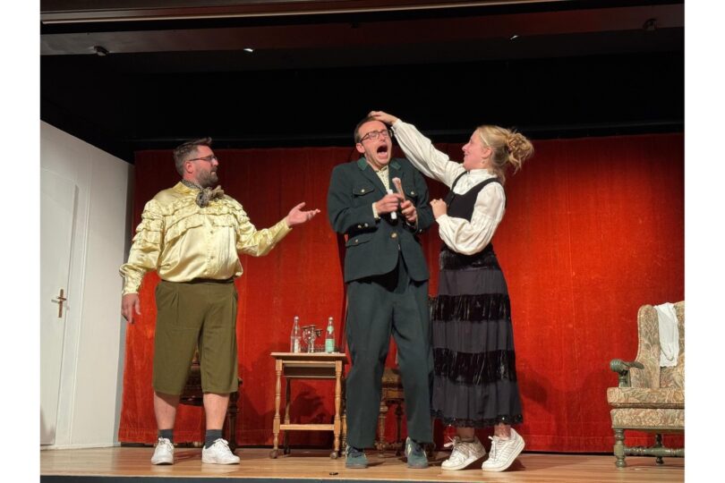 Der eigentlich rothaarige Titus (Michael Binsteiner) wird von seiner Auserwählten (Ronja Langer) und deren Liebhaber (Stefan Fleidl) ordentlich in die Mangel genommen.