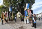 Fahnenabordnungen und Teilnehmer am Kriegerdenkmal während der Heldenehrung.