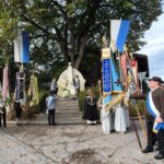 Fahnenabordnungen und Teilnehmer am Kriegerdenkmal während der Heldenehrung.