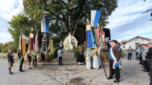 Fahnenabordnungen und Teilnehmer am Kriegerdenkmal während der Heldenehrung.