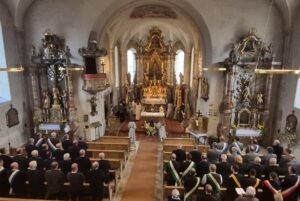 Innenansicht der Pfarrkirche St. Nikolaus während des feierlichen Gottesdienstes.