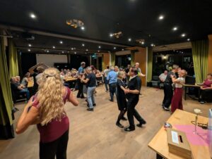Tanzende Gäste im Saal Kristl des Gasthofs Höhensteiger