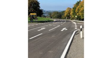 Kreuzungsbereich der sanierten RO 16 bei Moosen mit neuer Fahrbahndecke
