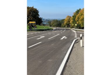 Kreuzungsbereich der sanierten RO 16 bei Moosen mit neuer Fahrbahndecke