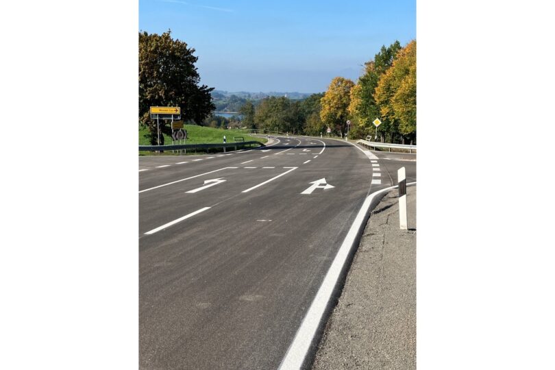Kreuzungsbereich der sanierten RO 16 bei Moosen mit neuer Fahrbahndecke