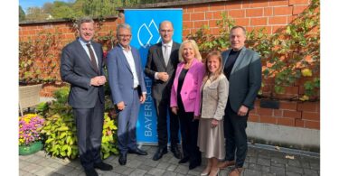 V.l.n.r.: Vizepräsident Dr. Oliver Bär, Landrat Hof, Präsident Thomas Karmasin, Landrat Fürstenfeldbruck, Staatsminister Albert Füracker, MdL, Vizepräsidentin Tamara Bischof, Landrätin Kitzingen, Geschäftsführendes Präsidialmitglied Andrea Degl, Bayerischer Landkreistag, Vizepräsident Armin Kroder, Landrat Nürnberger Land