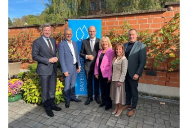 V.l.n.r.: Vizepräsident Dr. Oliver Bär, Landrat Hof, Präsident Thomas Karmasin, Landrat Fürstenfeldbruck, Staatsminister Albert Füracker, MdL, Vizepräsidentin Tamara Bischof, Landrätin Kitzingen, Geschäftsführendes Präsidialmitglied Andrea Degl, Bayerischer Landkreistag, Vizepräsident Armin Kroder, Landrat Nürnberger Land