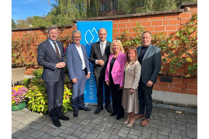 V.l.n.r.: Vizepräsident Dr. Oliver Bär, Landrat Hof, Präsident Thomas Karmasin, Landrat Fürstenfeldbruck, Staatsminister Albert Füracker, MdL, Vizepräsidentin Tamara Bischof, Landrätin Kitzingen, Geschäftsführendes Präsidialmitglied Andrea Degl, Bayerischer Landkreistag, Vizepräsident Armin Kroder, Landrat Nürnberger Land
