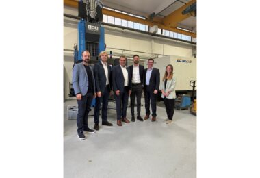 Landrat Alfred Holzner und Silvia Bayerl von der Wirtschaftsförderung informierten sich mit Bürgermeister Sebastian Stanglmaier (links) bei Geschäftsführer Reinhard Danzer (2. v. r.), Phillip Steinl (2. v. l.) und Prokurist Philipp M. Strasser (3. v. r.) über die Entwicklung von SHIBAURA MACHINE LWB & Steinl Group in Altdorf