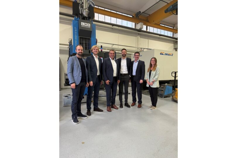 Landrat Alfred Holzner und Silvia Bayerl von der Wirtschaftsförderung informierten sich mit Bürgermeister Sebastian Stanglmaier (links) bei Geschäftsführer Reinhard Danzer (2. v. r.), Phillip Steinl (2. v. l.) und Prokurist Philipp M. Strasser (3. v. r.) über die Entwicklung von SHIBAURA MACHINE LWB & Steinl Group in Altdorf