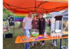 Stand des Kreisjugendrings Rosenheim mit bunten Buttons und Popcornmaschine