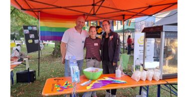 Stand des Kreisjugendrings Rosenheim mit bunten Buttons und Popcornmaschine