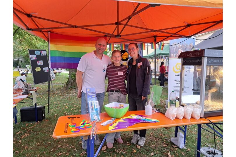 Stand des Kreisjugendrings Rosenheim mit bunten Buttons und Popcornmaschine