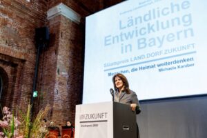Staatsministerin Michaela Kaniber bei der Begrüßung und Ansprache anlässlich der Preisverleihung