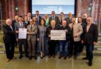 Die Vertreterinnen und Vertreter der Sieger des Staatspreises 2026: 1. Reihe v.l.n.r.: Franz Langstein (Verein für das Erinnern), Maximilian Heimerl (Landrat Mühldorf a. Inn), Sebastian Gaigl (ALE OB), StMin Michaela Kaniber, Dr. Heinz Utschig (BaySF a.D.), Balthasar Baumann (ALE OB), M.d.L. Sascha Schnürer, Martin Hartinger (BaySF); 2. Reihe v.l.n.r.: Heinrich Baumert (Verein für das Erinnern), Tobias Gehrmann (ADBV Mühldorf a.Inn), Edin Hamberger (Verein für das Erinnern), Dr. Jascha März (Stiftung Bayerische Gedenkstätten), Korbinian Baumann (Geschichtszentrum Mühldorf a.Inn), Monika Löffelmann (BaySF), StM a.D. Dr. Marcel Huber, Josef Grundner (1. Bgm. Ampfing), Josef Eisner (1. Bgm. Mettenheim), Barbara Donaubauer (ALE OB), Thomas Einwang (1. Bgm. Markt Buchbach)