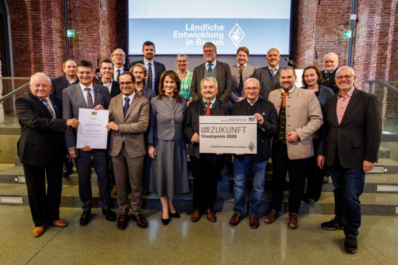 Die Vertreterinnen und Vertreter der Sieger des Staatspreises 2026: 1. Reihe v.l.n.r.: Franz Langstein (Verein für das Erinnern), Maximilian Heimerl (Landrat Mühldorf a. Inn), Sebastian Gaigl (ALE OB), StMin Michaela Kaniber, Dr. Heinz Utschig (BaySF a.D.), Balthasar Baumann (ALE OB), M.d.L. Sascha Schnürer, Martin Hartinger (BaySF); 2. Reihe v.l.n.r.: Heinrich Baumert (Verein für das Erinnern), Tobias Gehrmann (ADBV Mühldorf a.Inn), Edin Hamberger (Verein für das Erinnern), Dr. Jascha März (Stiftung Bayerische Gedenkstätten), Korbinian Baumann (Geschichtszentrum Mühldorf a.Inn), Monika Löffelmann (BaySF), StM a.D. Dr. Marcel Huber, Josef Grundner (1. Bgm. Ampfing), Josef Eisner (1. Bgm. Mettenheim), Barbara Donaubauer (ALE OB), Thomas Einwang (1. Bgm. Markt Buchbach)