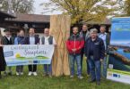 Vertreter von Imkerverein, Chiemgauer Seenplatte und Gemeinde vor der Klotzbeute am Hilgerhof