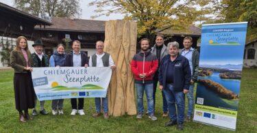 Vertreter von Imkerverein, Chiemgauer Seenplatte und Gemeinde vor der Klotzbeute am Hilgerhof